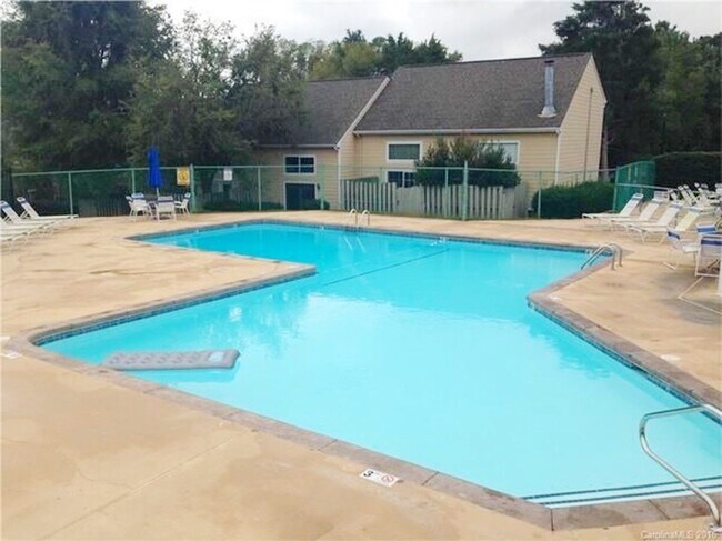 Foto del edificio - 6112 Heathstone Ln
