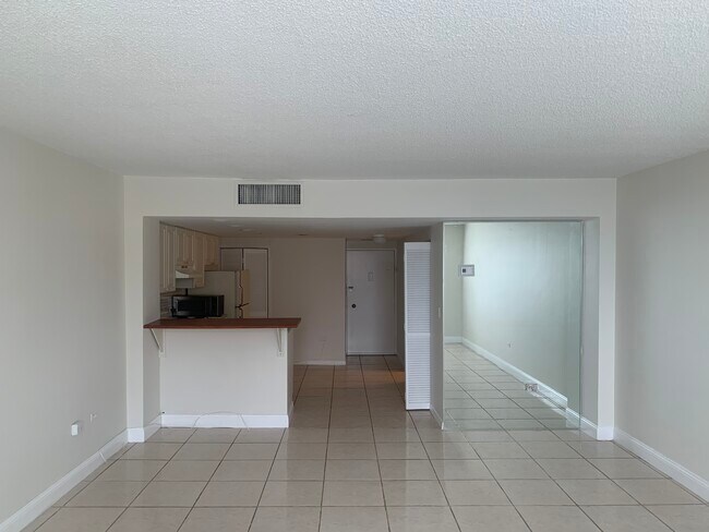 Building Photo - 801 Brickell Bay Dr