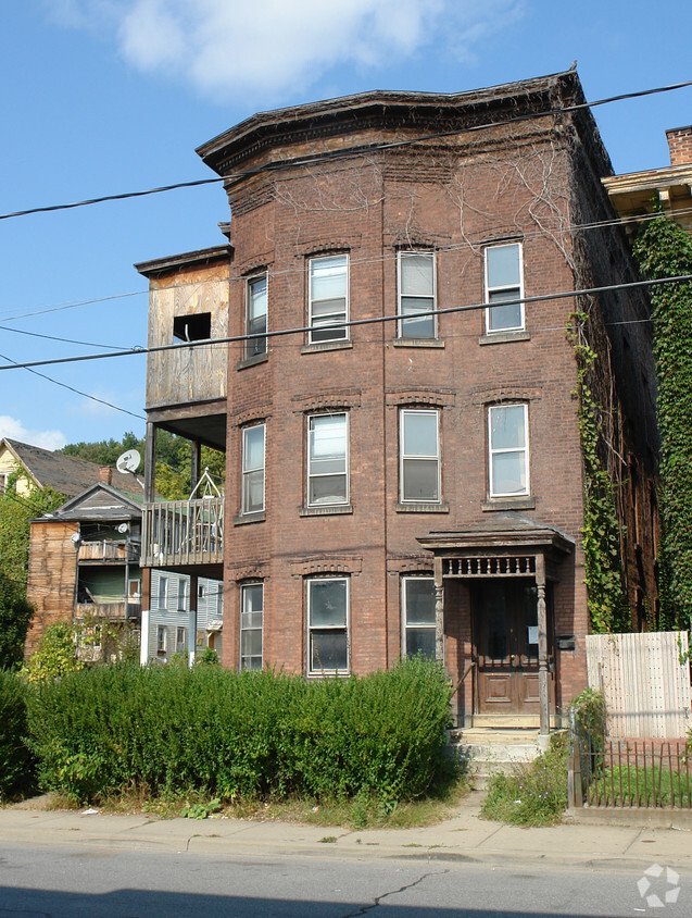 Building Photo - 218 E Main St