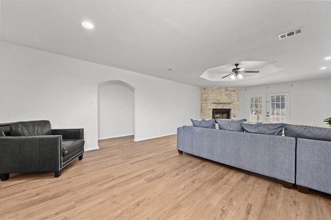 Foto del edificio - 1045 Hidden Hills Dr