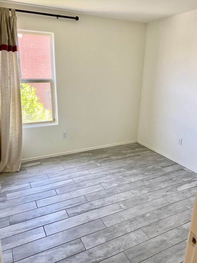 Foto del edificio - COMING SOON! New 3BR 2 BA Home w/ 2-Car Garage • Stainless Kitchen • Timer-Irrigated Yard in East...