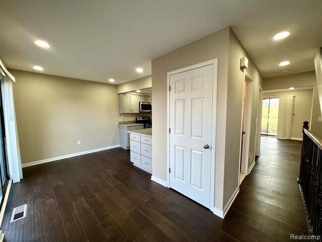 Building Photo - 759 Oakbrook Ridge Dr