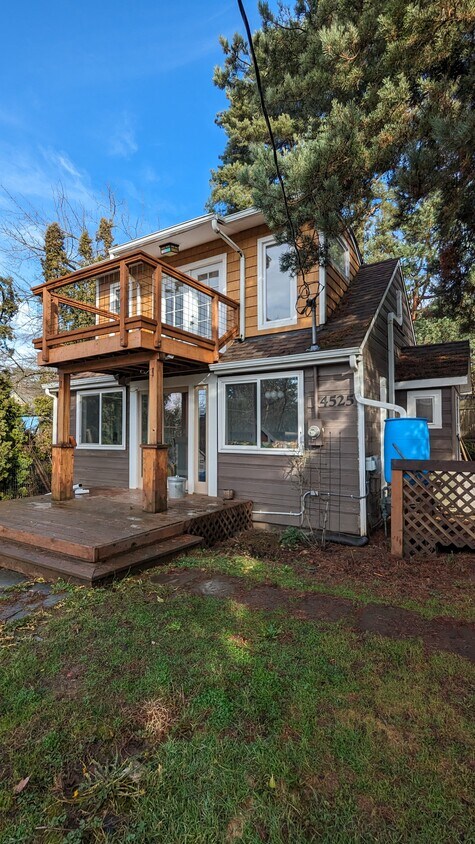 Front entrance - 4525 SE Malden Dr