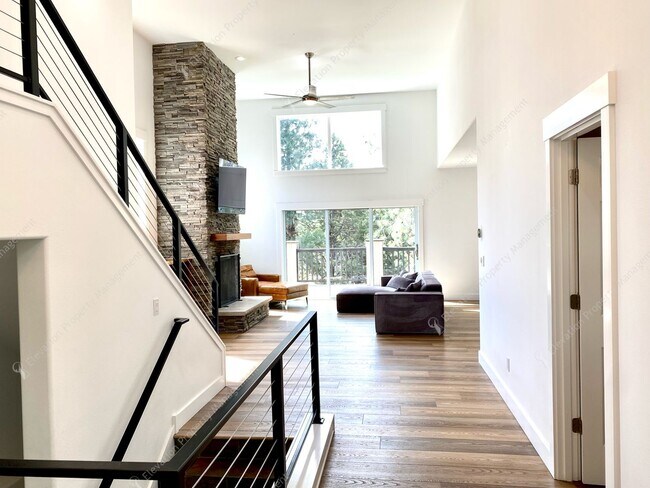Building Photo - Elegant Awbrey Butte Home | Unfurnished | ...