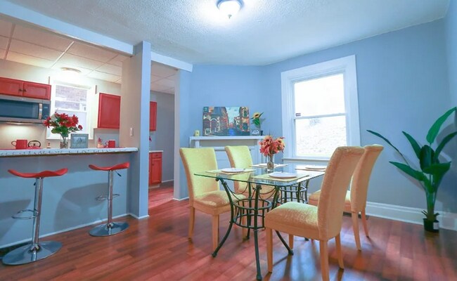Foto del edificio - Spacious 4 Bedroom Home in Swissvale