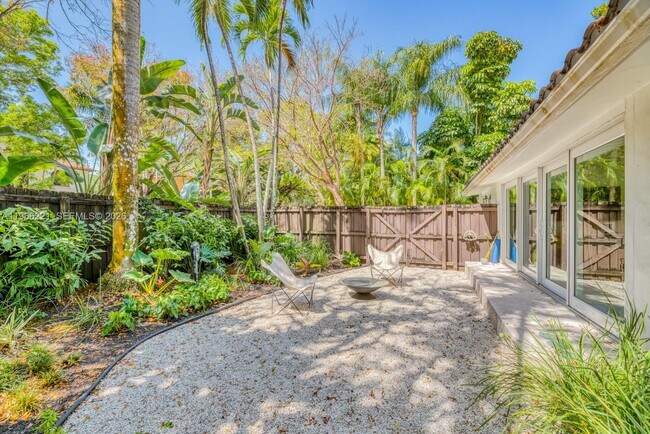 Foto del edificio - 4071 Barbarossa Ave