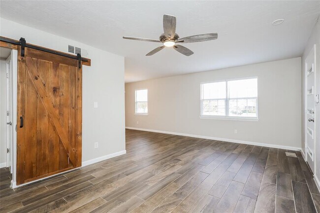 Foto del edificio - 2404 Carlton Way