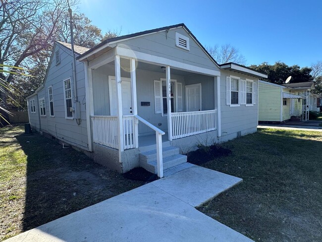 Building Photo - Move right into this updated 4-bedroom, 2-...