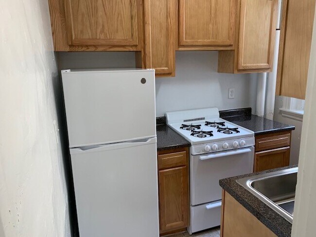 Building Photo - Charming 1.5 Bedroom-Extra Office space- N...