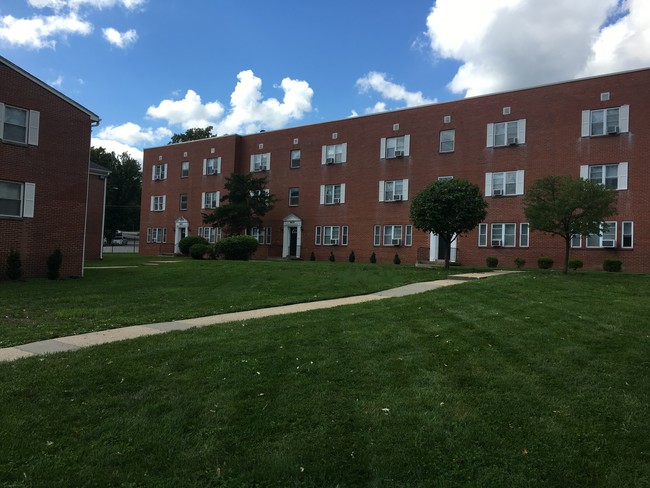 Building Photo - University Meadows