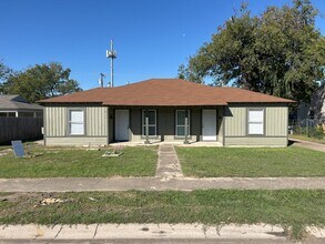 Building Photo - 915 Stetson Ave