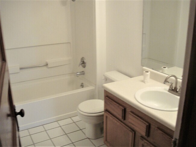 Foto del edificio - PRE-LEASING | Private Stone Home on Acreage Near Nixa