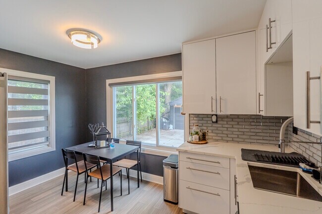 Foto del edificio - 1328 McLean Ave