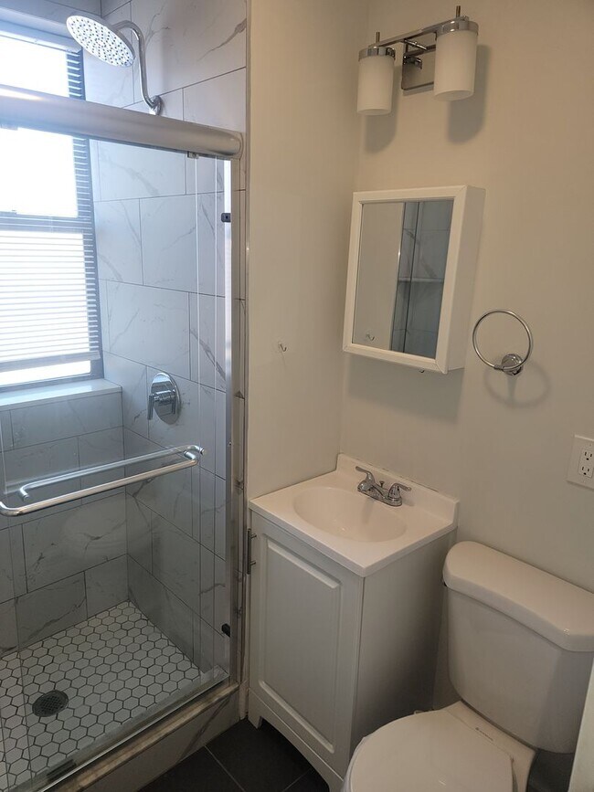 Foto del edificio - Studio plus with in unit laundry available...