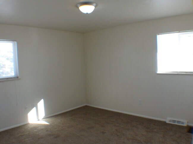 Foto del edificio - 1096 S Foothill Dr