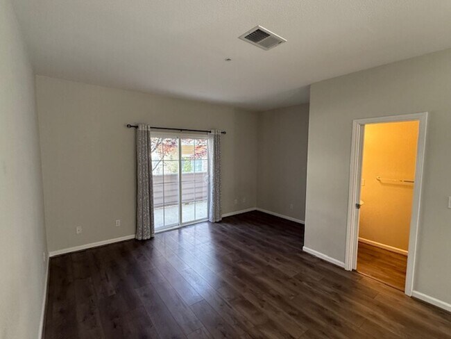 Foto del edificio - 2-Bedroom Martinez Townhome Near The Village Oaks Shopping Plaza