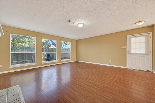 Foto del edificio - 3006 Palace Oaks Dr