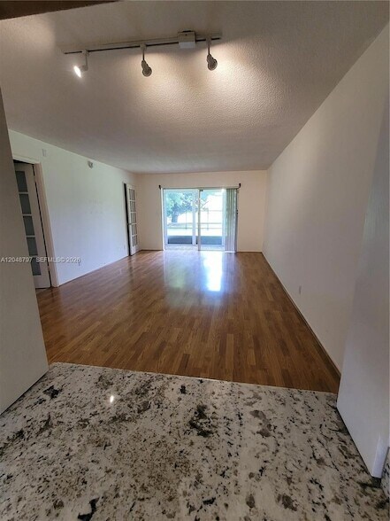 Building Photo - 950 Hillcrest Dr