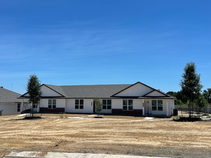 2045 Vintage Farms Wy, Brenham, TX 77833 Townhome Rentals in Brenham