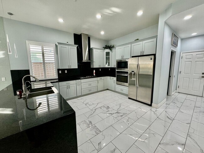 Foto del edificio - Beautifully Renovated 4-Bedroom Home for R...