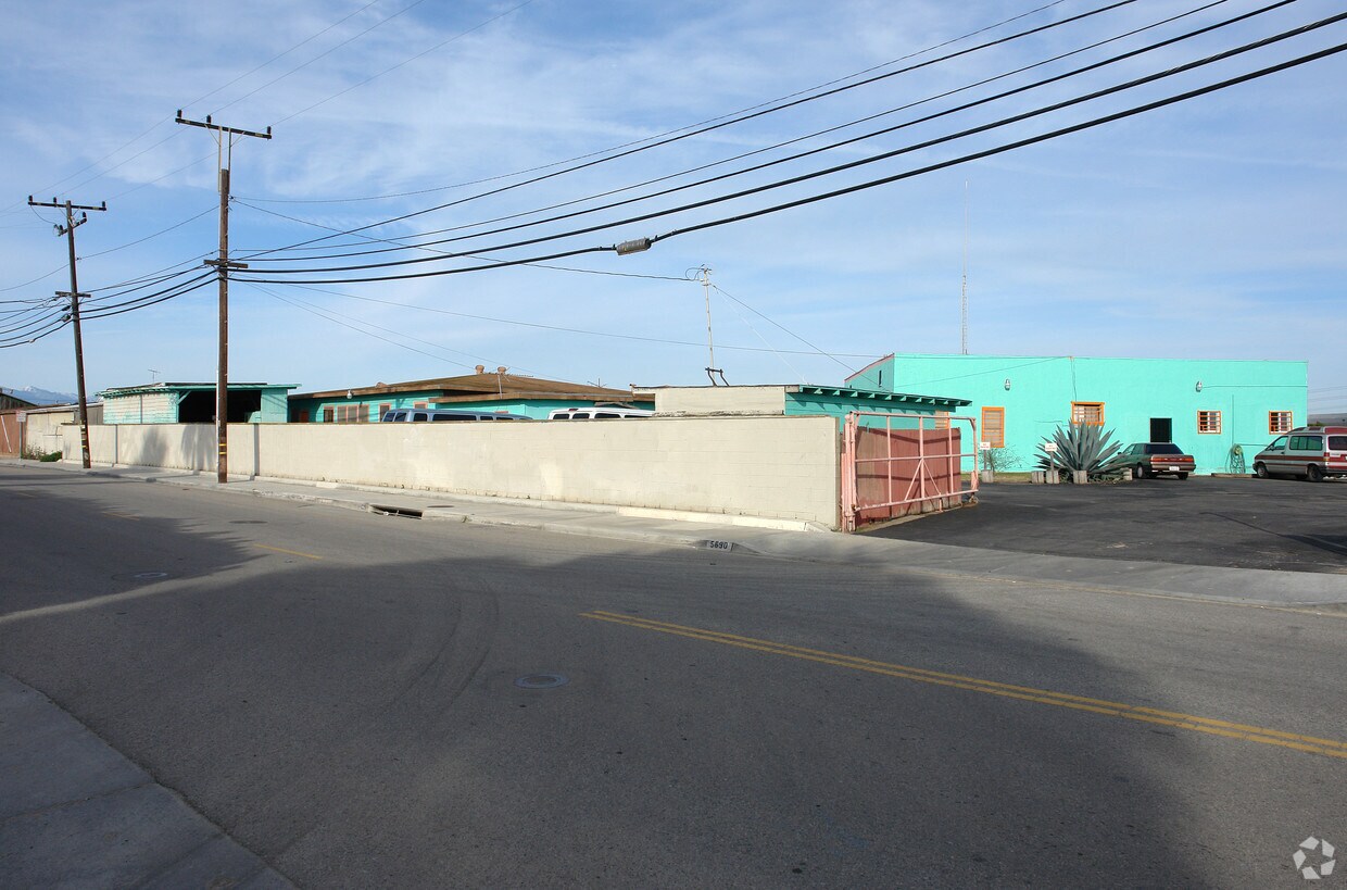 Foto del edificio - 5690 Cypress Rd