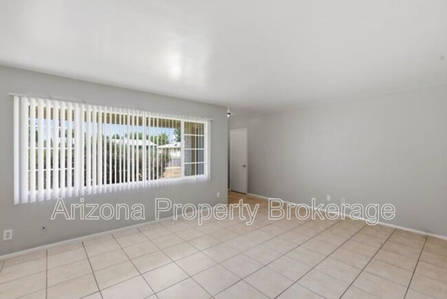 Building Photo - 4640 E Oak St