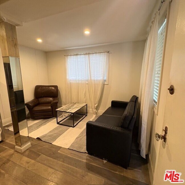 Foto del edificio - 10520 Eastborne Ave