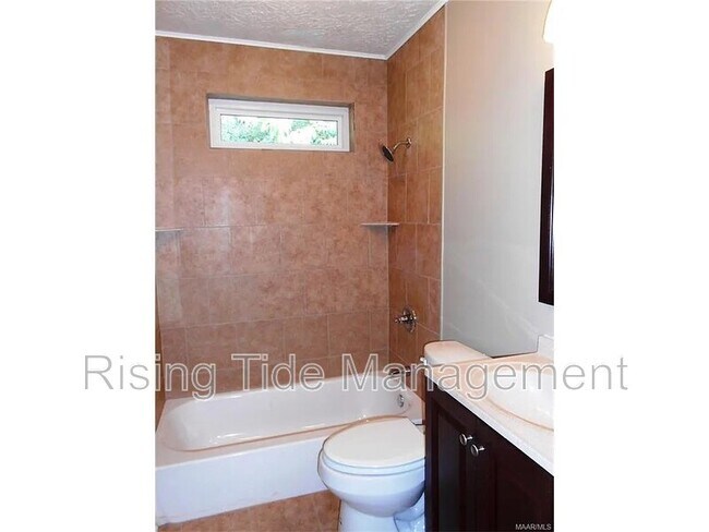 Foto del edificio - 3704 Honeysuckle Rd