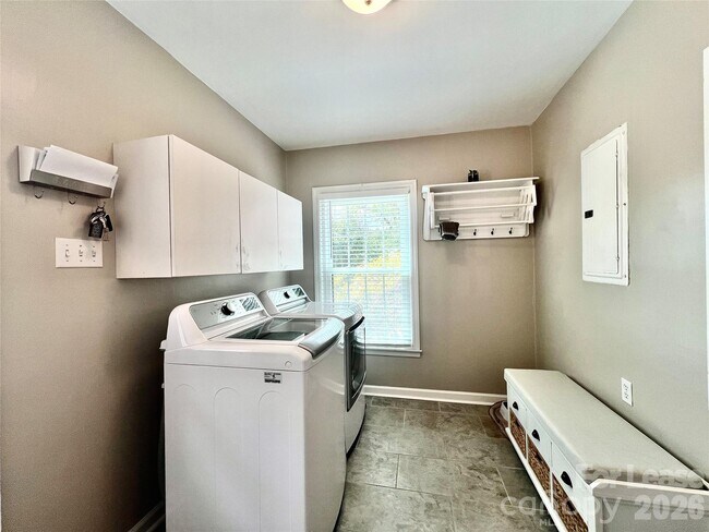 Foto del edificio - 6840 Newhall Rd