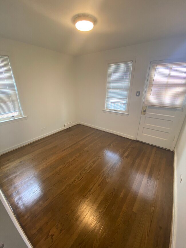 Foto del edificio - 8240 Keating Ave