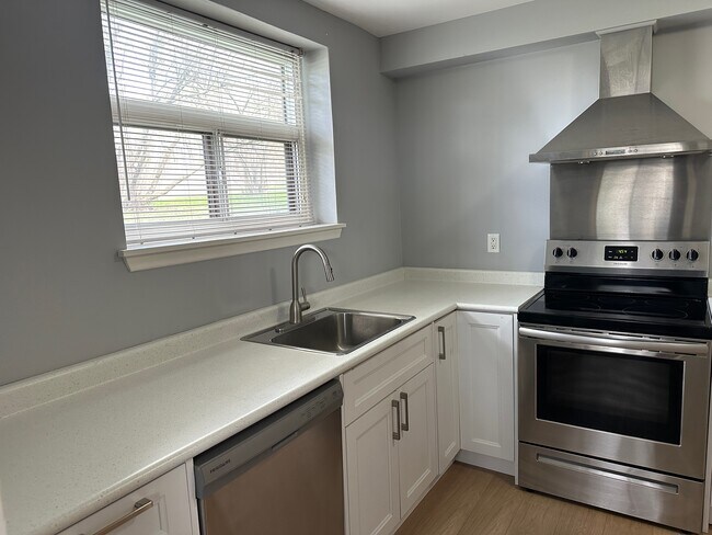 Photo du bâtiment - Spacious 2 Bedroom Apartment for Rent in Oshawa – 1 Month Rent Free on 12 Month Lease!!!