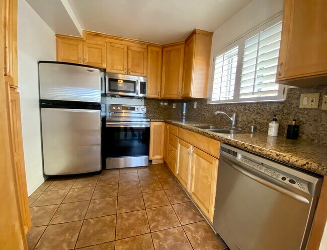 Modern kitchen - 1115 S Elm Dr