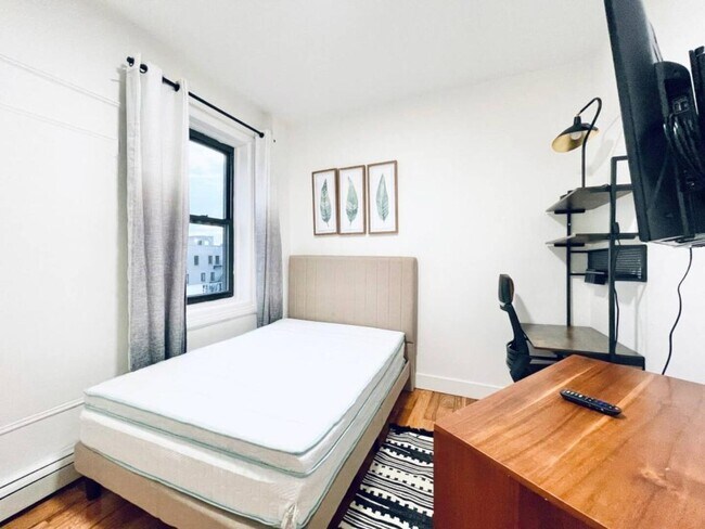 Foto del edificio - Furnished room/NOT APARTMENT