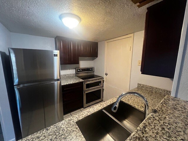 Foto del edificio - 22108 Moss Falls Ln