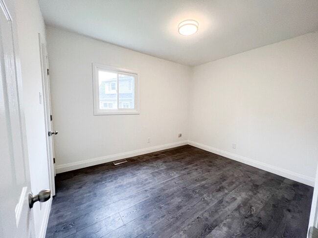 Building Photo - 98 Innisfil St