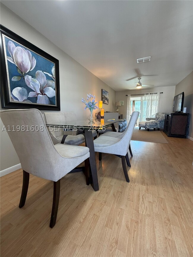 Building Photo - 1832 Sunny Dr