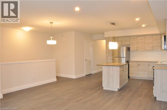 Building Photo - 160 Rochefort St.
