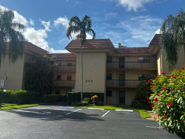 Foto del edificio - 200 Jacaranda Country Club Dr