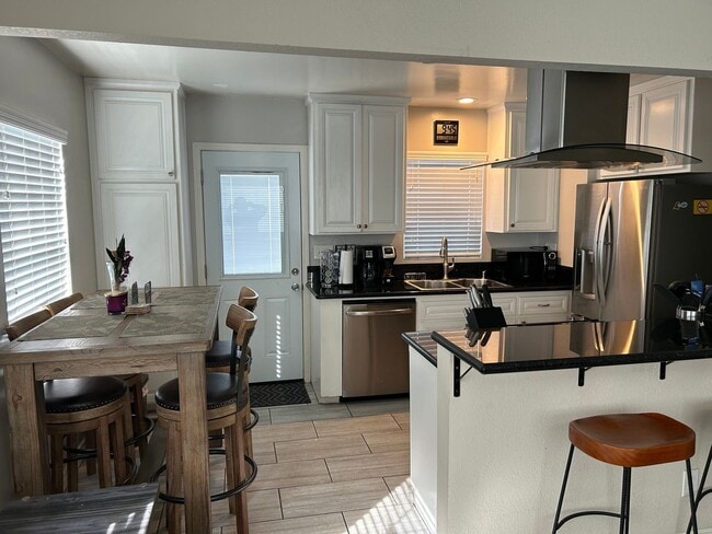 Building Photo - 2 Bedroom Duplex in Long Beach