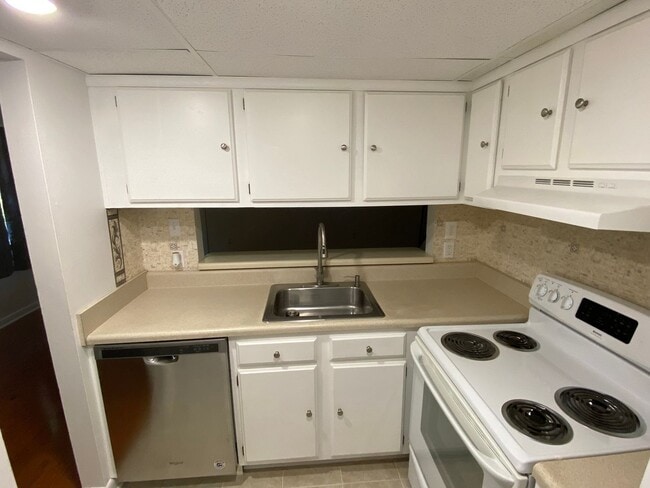 Building Photo - 2 Bed Condo in Quail Hollow - water/sewer ...