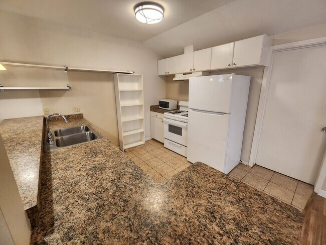 Building Photo - 608 1/2 Genard Unit A