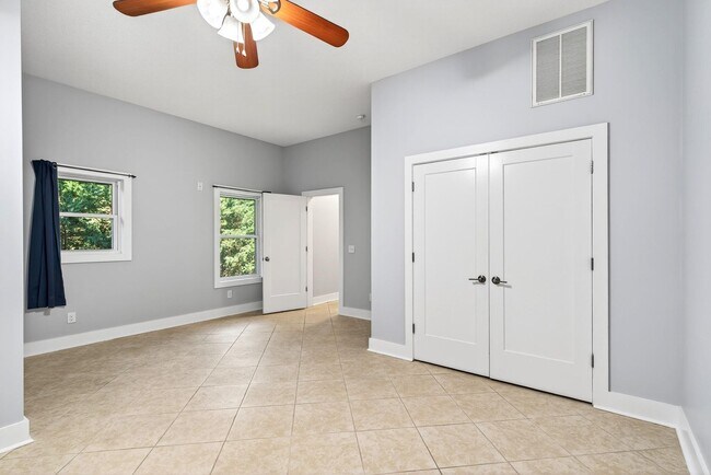 Foto del edificio - Lower Level Basement Apartment- Black Mountain