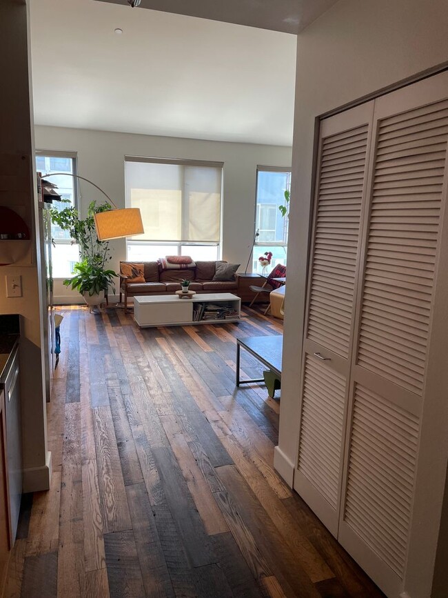 Building Photo - EpicREA - Gorgeous 1 BR/ 1.5 BA Condo w/ i...