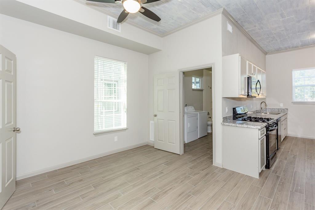 Primary Photo - 215 N Milby St