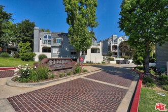 Building Photo - 4643 E 4th St