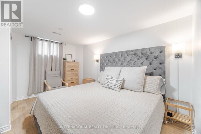 Photo du bâtiment - 102 Tanager Square