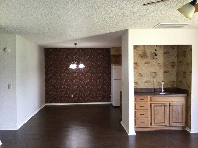 Building Photo - Warm & Cozy