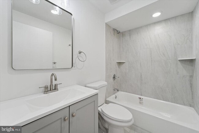 Building Photo - 812 W Roosevelt Blvd