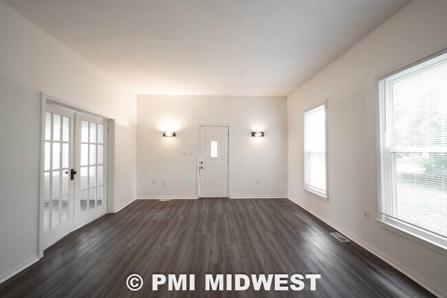 Foto del edificio - "Charming 3-Bedroom Home with Spacious Layout in Indianapolis!"