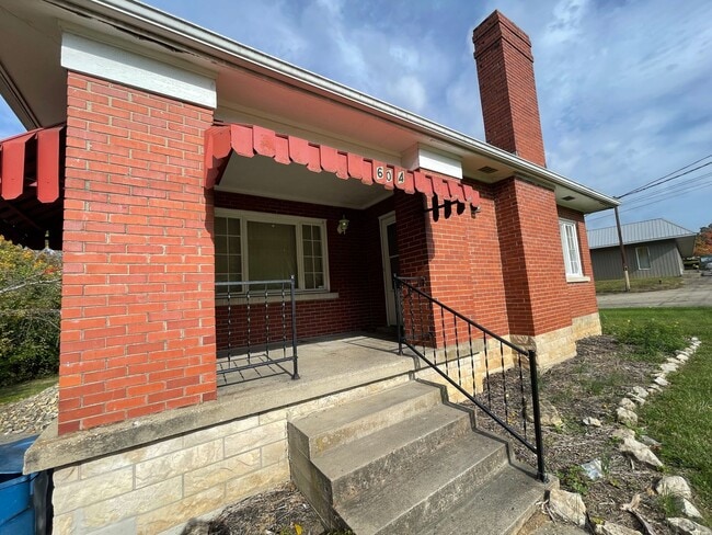 Building Photo - Great Brick Home or Office Space near down...
